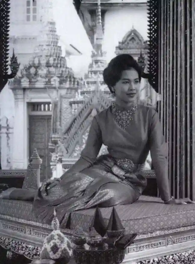 93岁泰国王太后驾鹤西去！最美王后诗丽吉传奇一生：从Balmain女王到与普密蓬帝后失和，泰版《如懿传》现实上演