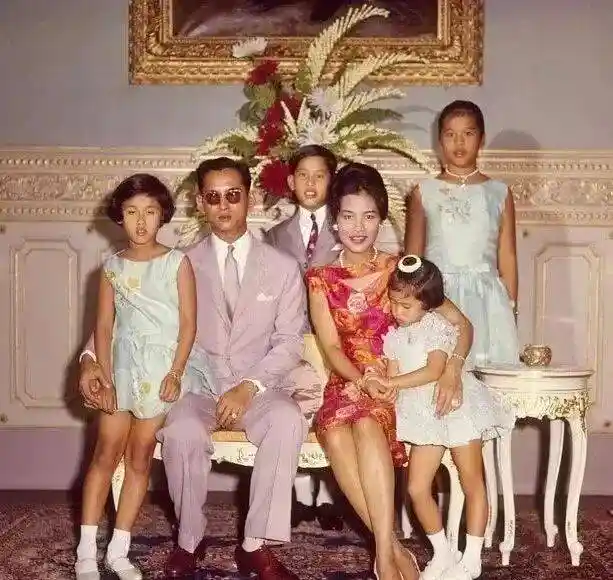 93岁泰国王太后驾鹤西去！最美王后诗丽吉传奇一生：从Balmain女王到与普密蓬帝后失和，泰版《如懿传》现实上演