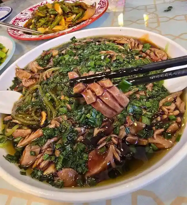 成都老店探秘：肥肠与自贡风味的下饭传奇