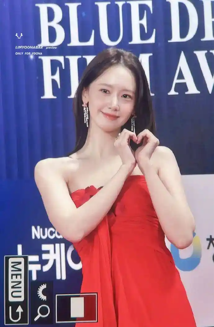 林允儿红裙撩人亮相，性感魅力引爆全场