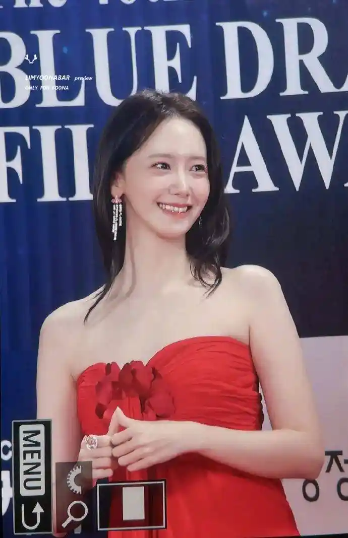 林允儿红裙撩人亮相,性感魅力引爆全场