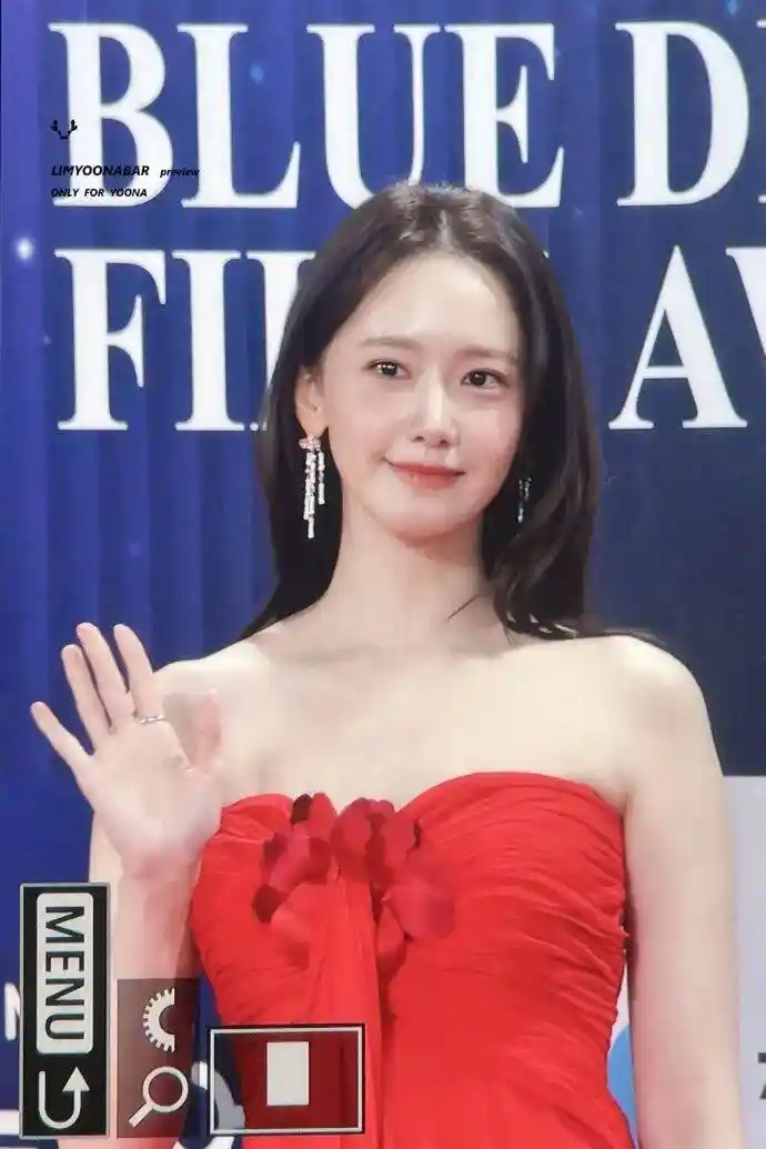 林允儿红裙撩人亮相,性感魅力引爆全场