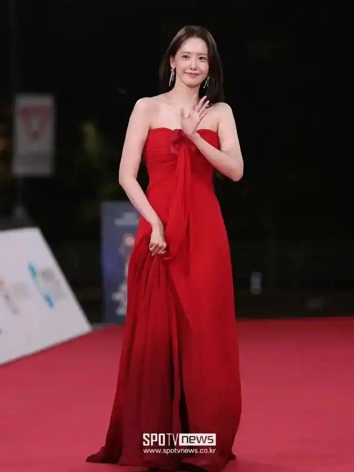 林允儿红裙撩人亮相,性感魅力引爆全场