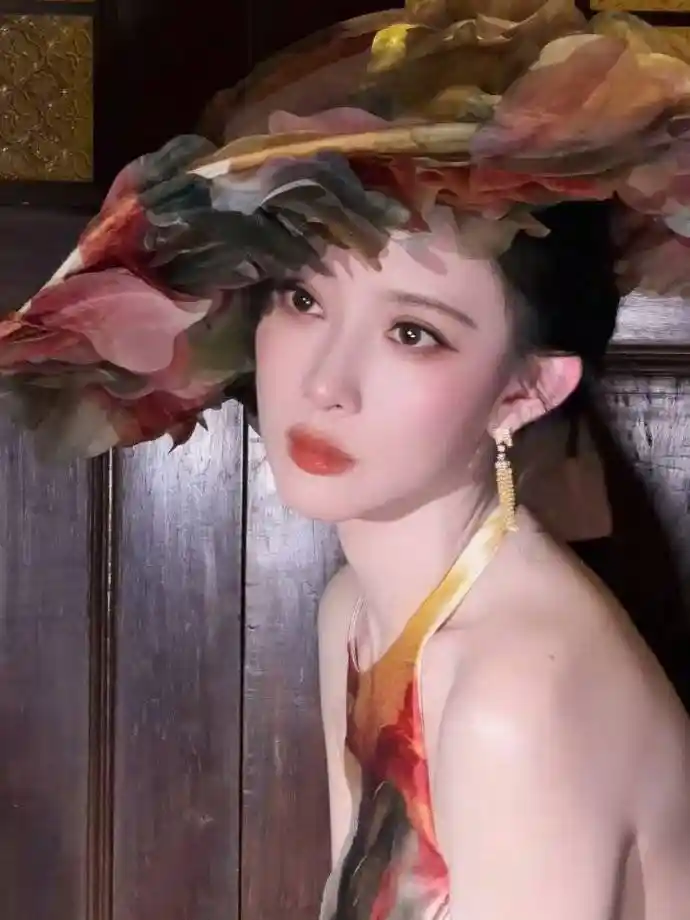 孟子义鱼尾裙秀美背,复古女神范引热议