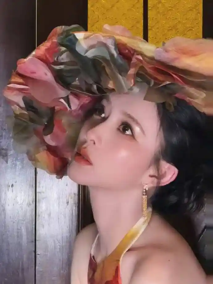 孟子义鱼尾裙秀美背,复古女神范引热议