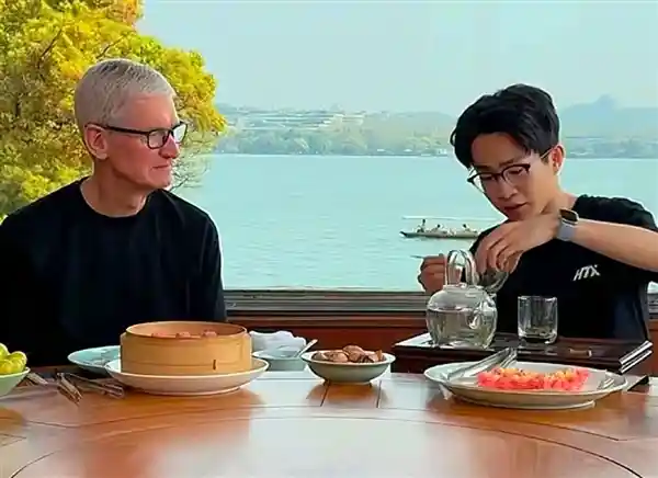 一键三连风波引热议，何同学回应网约车争议