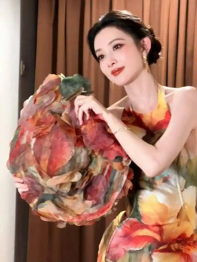 孟子义鱼尾裙美背惊艳亮相，复古油画美人气质爆棚