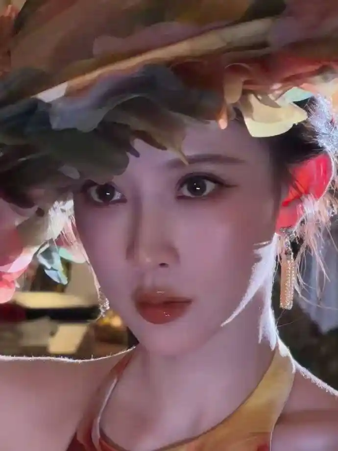 孟子义鱼尾裙美背惊艳亮相，复古油画美人气质爆棚