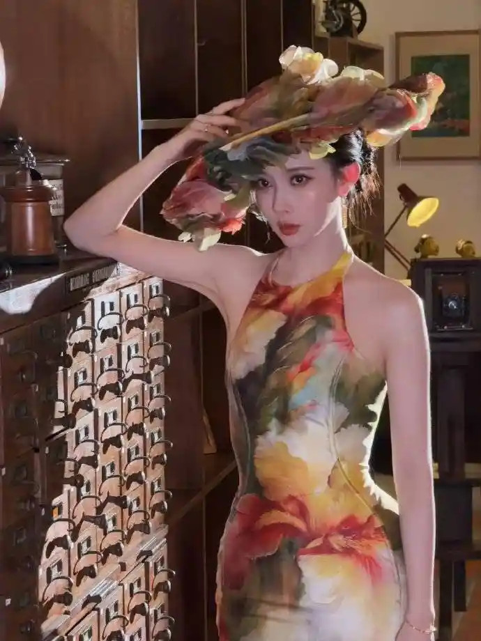 孟子义鱼尾裙美背惊艳亮相，复古油画美人气质爆棚