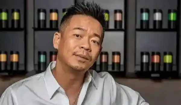 孙浩当街小便引争议：文明底线何在？