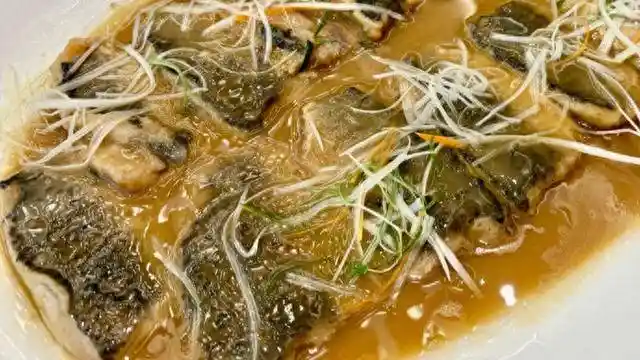 无骨鲫鱼的秘密：名厨独家揭秘去刺绝技，鱼肉鲜嫩零刺感