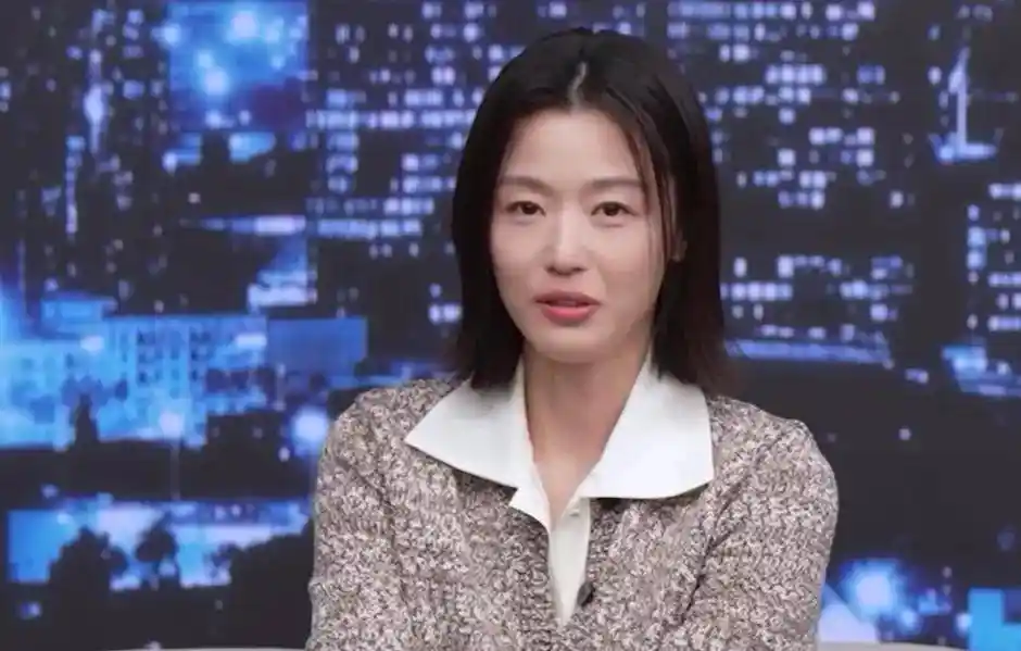 全智贤首度亮相引爆热议！短发造型颠覆女神形象，人设翻车还是转型突围？