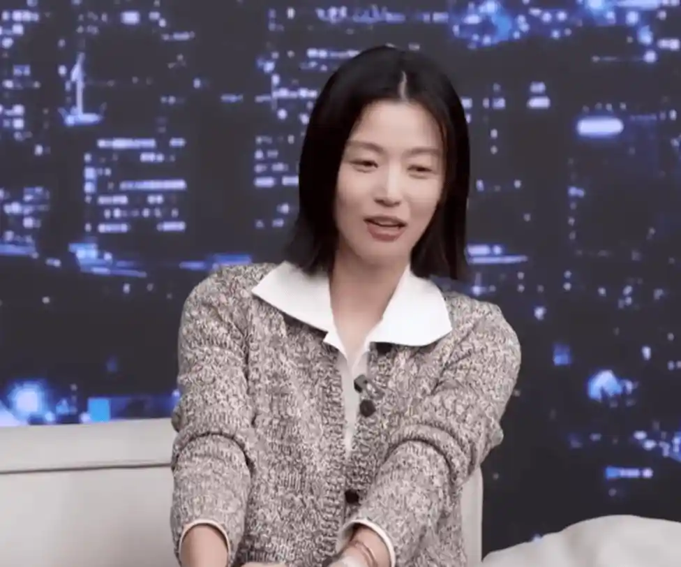 全智贤首度亮相引爆热议！短发造型颠覆女神形象，人设翻车还是转型突围？