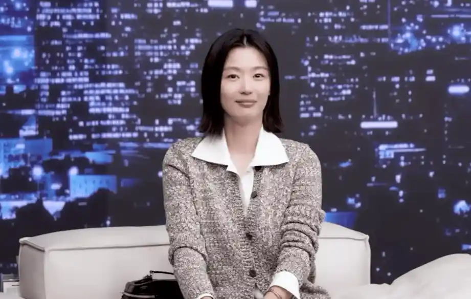 全智贤首度亮相引爆热议！短发造型颠覆女神形象，人设翻车还是转型突围？