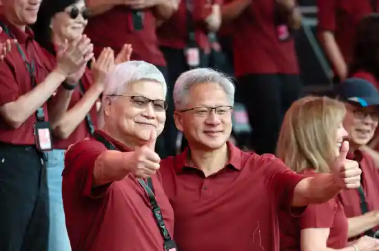 黄仁勋红衣亮相台积电运动会 竖大拇指引爆科技圈热议