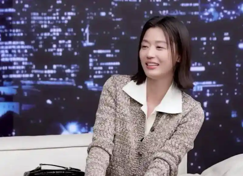 全智贤油腻短发现身引热议，贤妻人设遭质疑