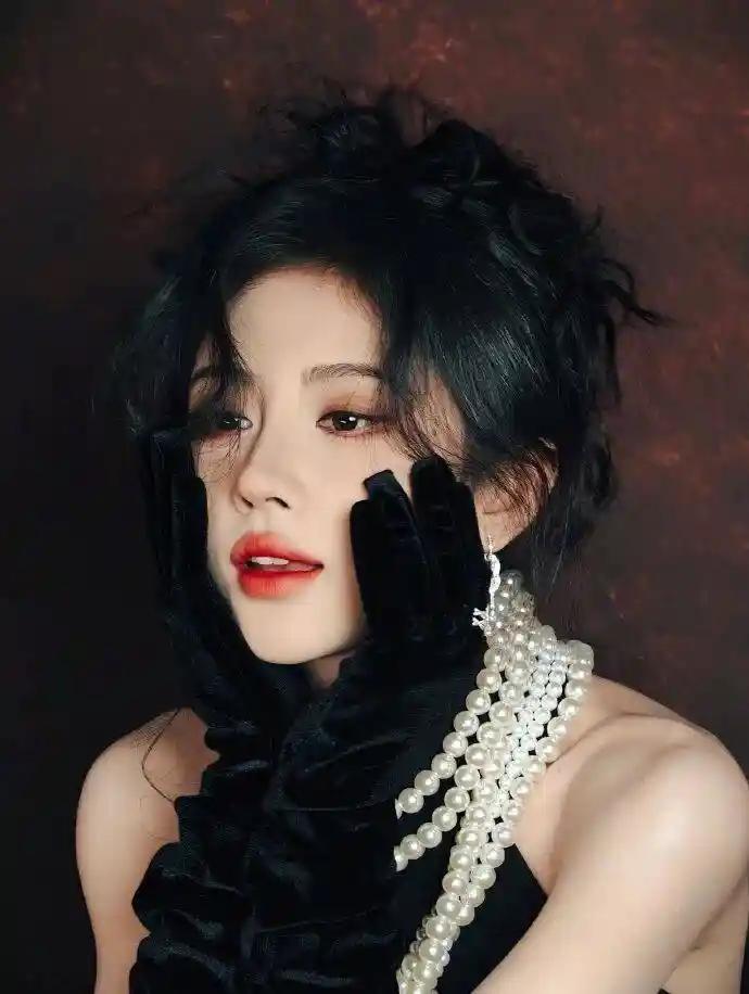 鞠婧祎得知公司倒闭瞬间：掩嘴偷笑背后暗藏何玄机？