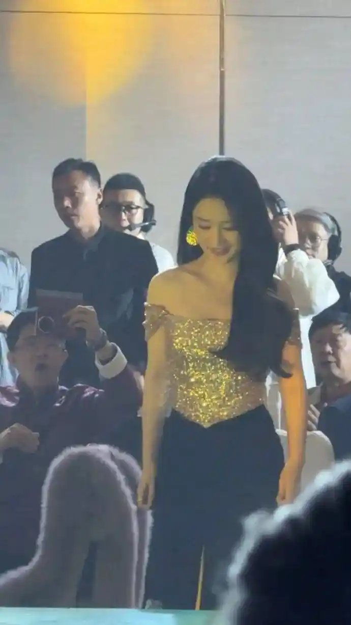 李沁鎏金鱼尾裙惊艳亮相，美艳如诗引全网热议