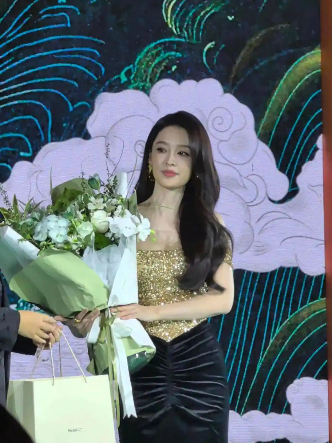 李沁鎏金鱼尾裙惊艳亮相，美艳如诗引全网热议