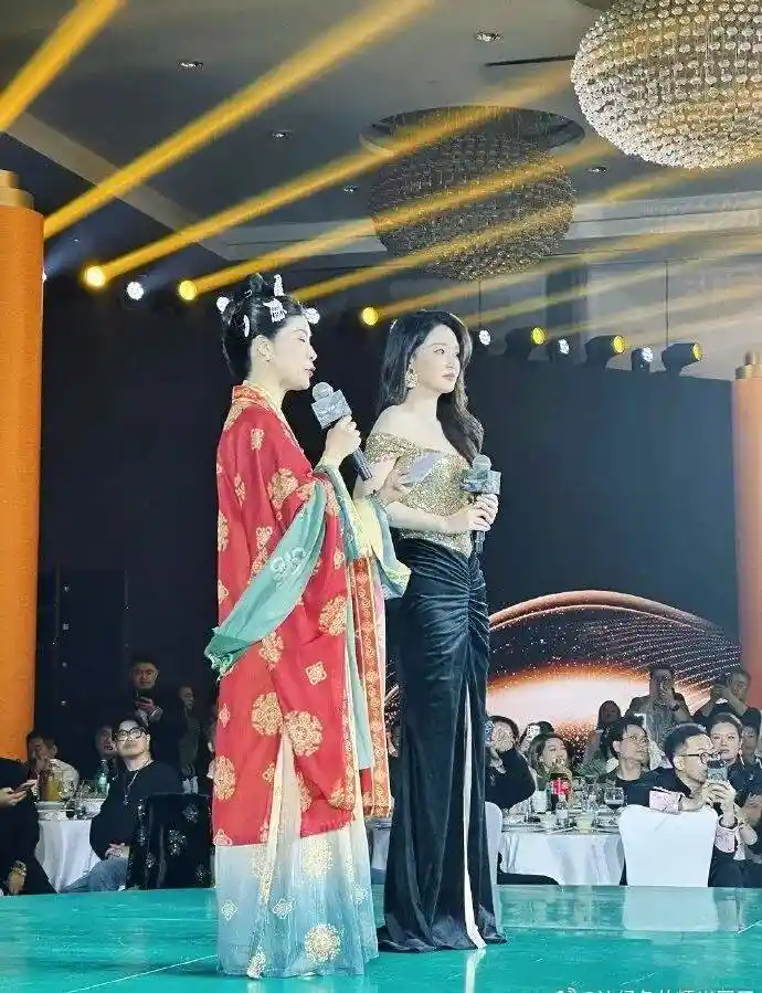 李沁鎏金鱼尾裙惊艳亮相，美艳如诗引全网热议