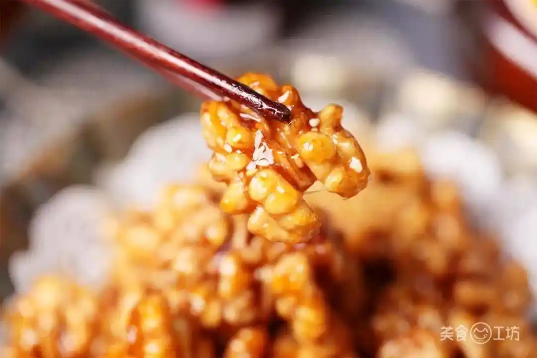 爆火餐桌新宠！0油炸核桃脆片横空出世：酥到掉渣、甜得刚刚好，营养师都在抢囤的隐形健康炸弹