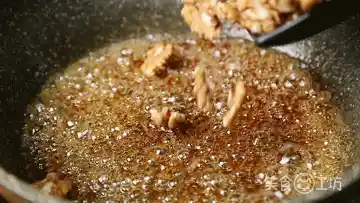 爆火餐桌新宠！0油炸核桃脆片横空出世：酥到掉渣、甜得刚刚好，营养师都在抢囤的隐形健康炸弹