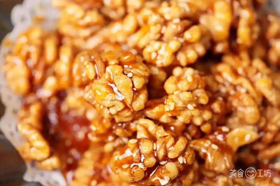 爆火餐桌新宠！0油炸核桃脆片横空出世：酥到掉渣、甜得刚刚好，营养师都在抢囤的隐形健康炸弹