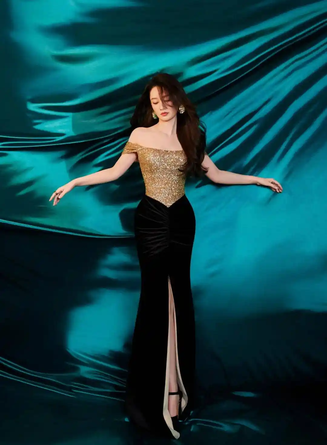 李沁鎏金鱼尾裙惊艳亮相，美出新高度！