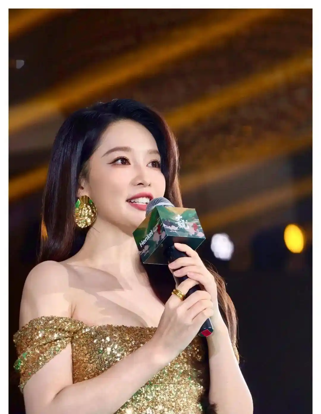 李沁鎏金鱼尾裙惊艳亮相，美出新高度！