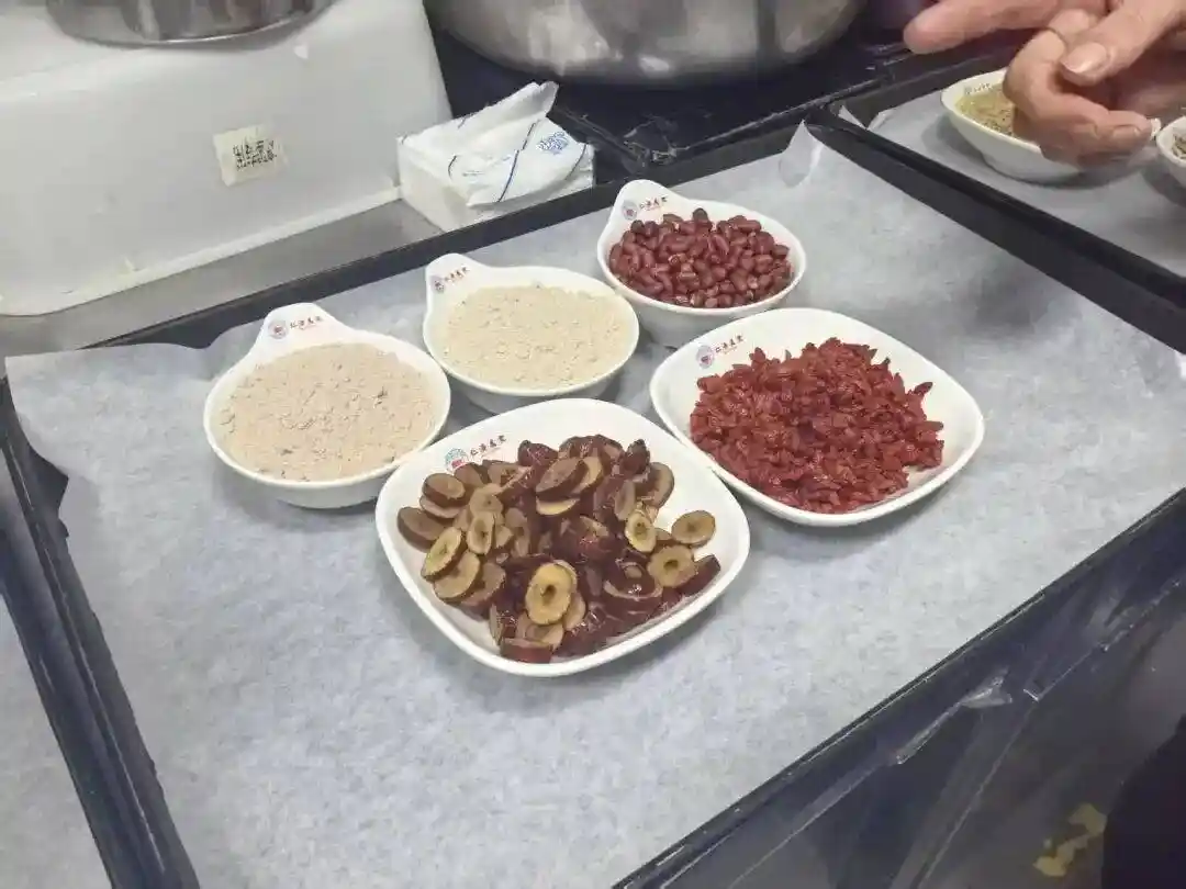 成都医院现神秘早餐铺：凌晨4点开炉，排队抢购热乎面包！