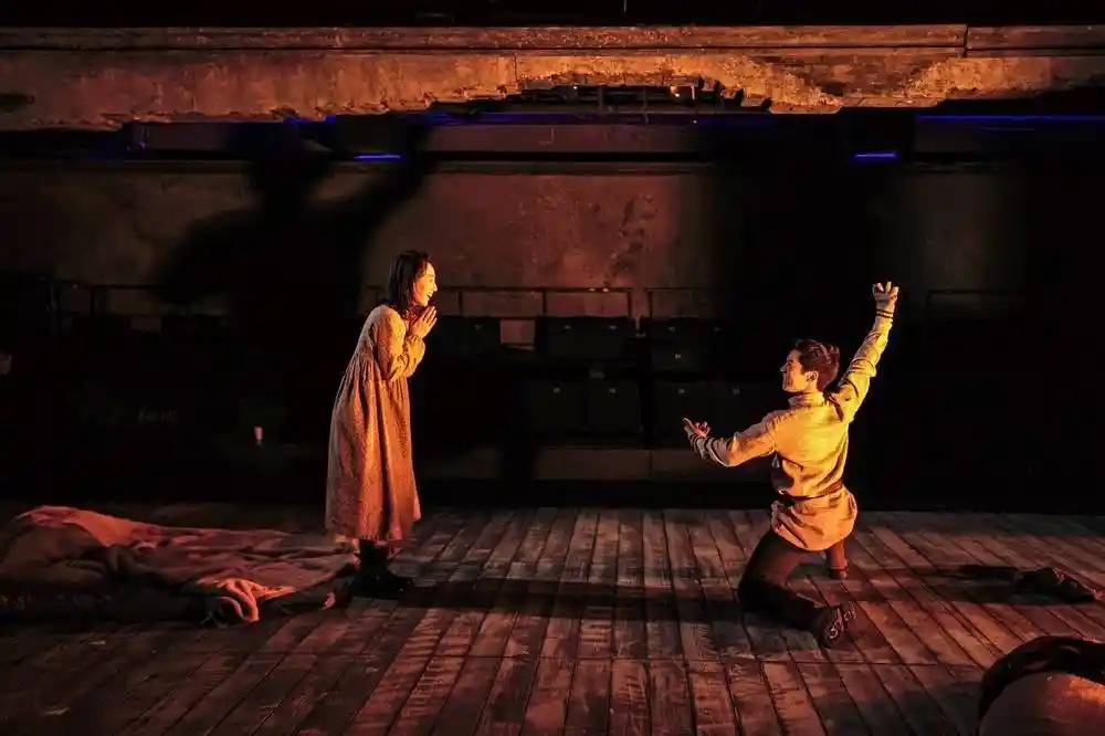 北京人艺首演当代俄剧《行路人》,林丛演绎独特人物魅力